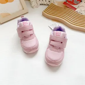 Hellrosa Baby-Laufschuhe mit doppeltem Klettverschluss und atmungsaktivem Mesh-Design