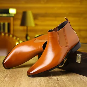 Zijaanzicht van bruine leren Chelsea-boots voor heren met een puntige neus stijl.