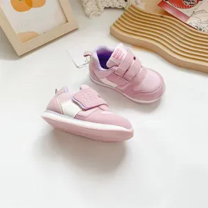 Detailaufnahme der rosa atmungsaktiven Lauflernschuhe mit Klettverschluss