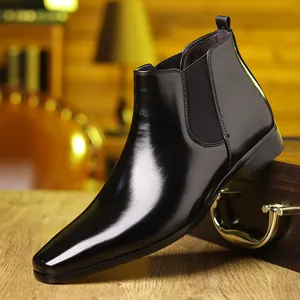 Zijprofiel van glanzend zwarte lederen Chelsea boots met een spits toelopende neus.