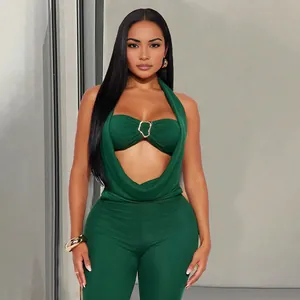 Detailaufnahme eines dunkelgrünen Neckholder-Top- und Hosen-Sets mit Metallschnalle