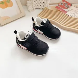 Detailansicht von schwarzen atmungsaktiven Mesh-Babyschuhen mit Klettverschlussbändern