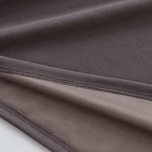 Vue détaillée du tissu en côtes françaises de qualité supérieure d'un polo pour hommes.