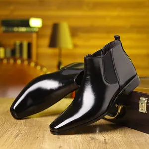 Elegante zwarte leren Chelsea boots voor heren, Britse stijl met een puntige neus