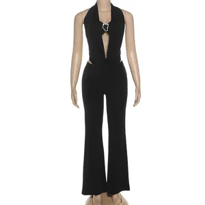 Detailansicht eines schwarzen Neckholder-Jumpsuits mit tiefem V-Ausschnitt und Metallschnalle
