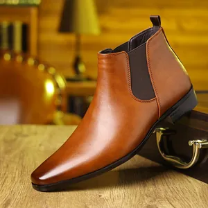 Close-up van klassieke bruine lederen Chelsea boot met puntige neus