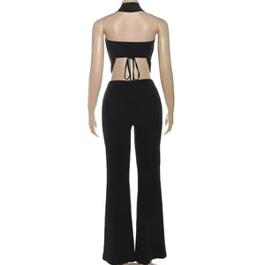 Rückansicht von sexy schwarzem Neckholder-Top mit Schnürung und Schlaghosen-Set