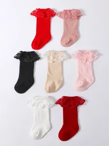 Vista detallada de varios colores de calcetines altos Lolita para bebé con encaje elegante
