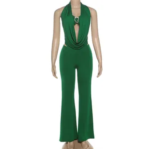 Sexueller grüner Neckholder-Jumpsuit mit tiefem V-Ausschnitt und ausgestelltem Bein.