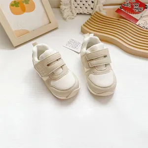 Detailansicht der cremefarbenen Retro-Laufschuhe für Kinder mit Klettverschluss