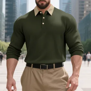 Primer plano de polo de manga larga verde oliva para hombre con textura acanalada y cuello a contraste.