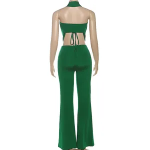 Detaillierte Rückansicht eines sexy grünen Neckholder-Jumpsuits mit weitem Bein