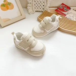 Detailansicht von atmungsaktiven Baby-Lauflernschuhen in Beige mit Klettverschluss