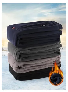 Detailansicht von gestapelten dicken doppelseitigen Polarfleece-Winterjacken in vier Farben.