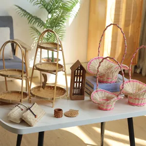 Collectie handgemaakte bamboe opbergmanden en etagères voor decoratie in huisstijl