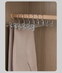 Detailweergave van broekhangers van aluminiumlegering met verstelbare metalen clips