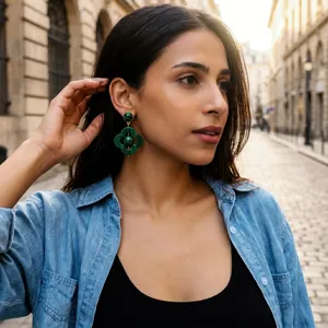 Vue détaillée d'une boucle d'oreille trèfle en malachite portée par un mannequin