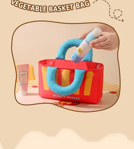 Detalle de una linda bolsa de almacenamiento roja de oxford llena de cosméticos viaje.