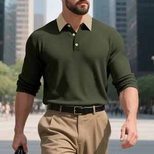 Vista detallada de un polo de punto acanalado verde oliva para hombre con cuello en beige