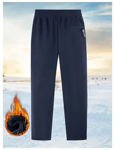Makrodetail einer dunkelblauen Thermo-Fleecehose für Herren vor verschneiter Landschaft