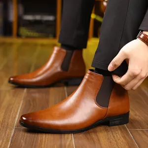 Gedetailleerd zijaanzicht van bruine lederen Chelsea boots met elegante spitse neus