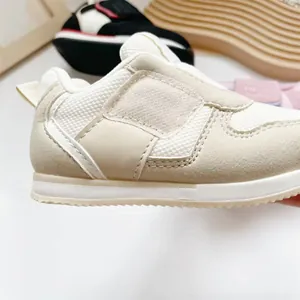 Seitenansicht cremefarbener Kindersneaker aus atmungsaktivem Mesh und Wildleder.