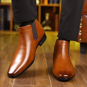 Klassieke bruine leren Chelsea-boots voor heren met een spitse neus in Britse stijl design