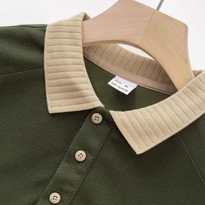 Gros plan détaillé du polo vert avec col côtelé contrasté et étiquette de taille M