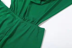 Detailaufnahme eines grünen Overalls mit Taillenausschnitt und feinen Nähten.