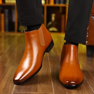 Klassieke bruine leren Chelsea boots voor heren met spitse neus en elastische zijpand