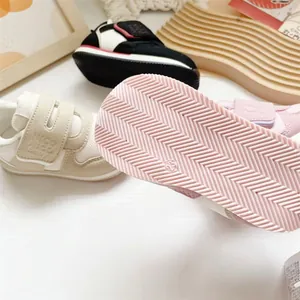 Nahaufnahme der rosa rutschfesten Gummisohle dieses Baby-Lernlaufschuhs mit Wellenmuster