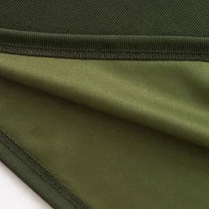 Vue détaillée du tissu côtelé lourd vert armée et des coutures de ce polo pour hommes