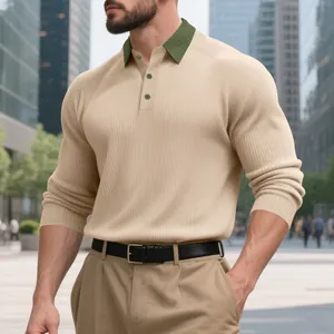 Primer plano de un polo de punto acanalado para hombre con cuello de contraste verde oscuro.