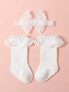Detalle del conjunto de diadema de encaje y calcetines altos para niñas 0-3 años