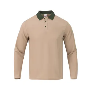 Détail du polo à manches longues pour hommes avec col contrasté vert foncé.
