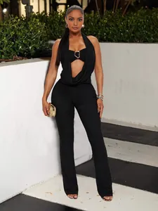 Sexy schwarzer Neckholder-Jumpsuit mit tiefem V-Ausschnitt und goldener Schnalle