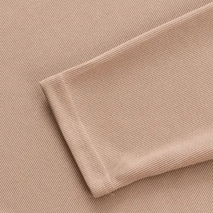 Détail en gros plan du tissu côtelé français et de la couture de manche du polo homme.