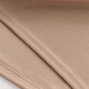 Gros plan de la texture du tissu à côtes françaises kaki et des coutures d'un polo