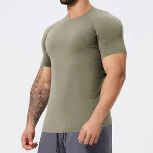 Men's seamless quick-dry fitness t-shirt in slim fit olive green breathable mesh fabric