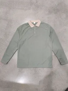 Polo à manches longues pour hommes en vert sauge avec col à revers beige contrasté.