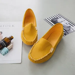 Dettaglio di mocassini slip-on in pelle scamosciata gialla con cuciture eleganti