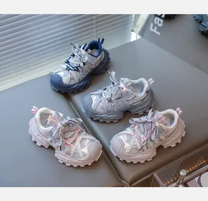Vue détaillée de baskets compensées respirantes pour garçons en divers coloris d'automne