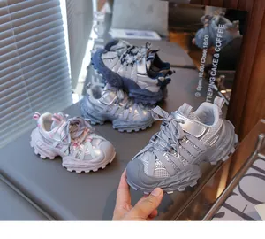 Vue détaillée de baskets compensées respirantes pour garçons en plusieurs couleurs.