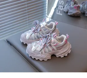 Vue détaillée des baskets épaisses pour garçons en argent et rose, style automne 2025