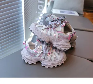 Gros plan de chaussures de course respirantes pour enfants en lavande et gris argenté