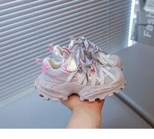Détail de baskets de sport pour enfants en maille rose et argent avec semelles épaisses