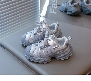 Vue détaillée de baskets en mesh argenté respirant pour garçons style dad shoes