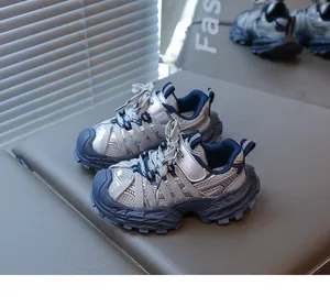 Vue détaillée de baskets respirantes pour garçons en argent et bleu avec semelle épaisse