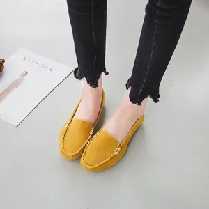 Eleganti mocassini scamosciati gialli da donna, ballerine con fibbia in metallo.