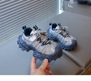 Vue latérale détaillée de baskets chunky pour garçons en maille bleue et argentée